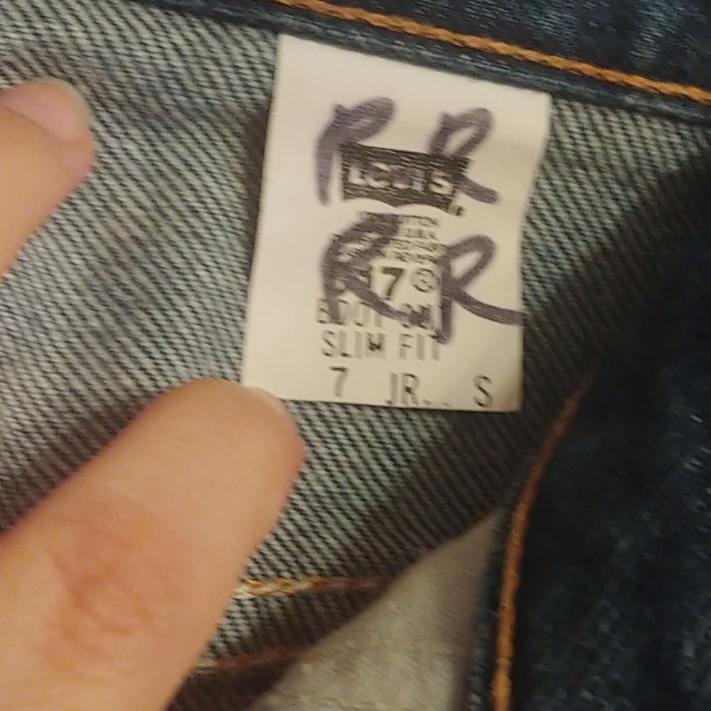 Levis - Picture 3 of 5